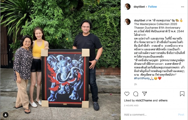 "แต้ว ณฐพร"รับมอบภาพ อ.ถวัลย์ ดัชนีย์