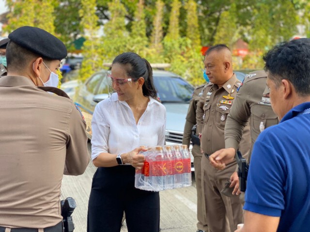 ร่วมแบ่งปัน มอบสิ่งของสมทบโครงการ "รับอาหารฟรีครับ"