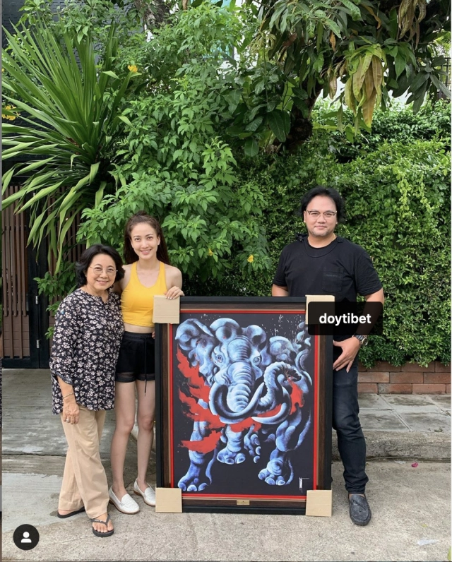 "แต้ว ณฐพร"รับมอบภาพ อ.ถวัลย์ ดัชนีย์