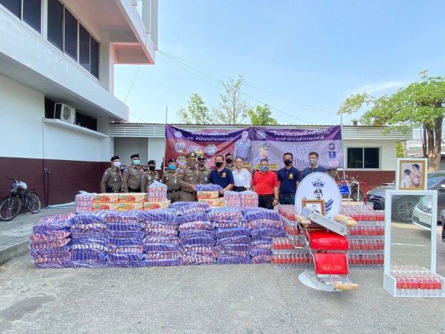 ร่วมแบ่งปัน มอบสิ่งของสมทบโครงการ "รับอาหารฟรีครับ"