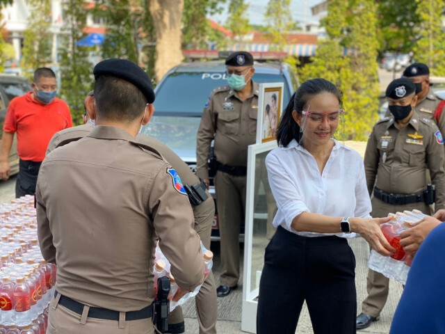 ร่วมแบ่งปัน มอบสิ่งของสมทบโครงการ "รับอาหารฟรีครับ"
