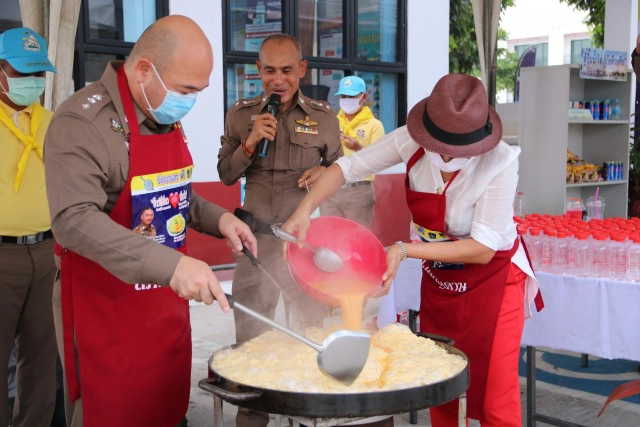 ตำรวจฉะเชิงเทราแจกข้าวไข่เจียว-ทุเรียนหมอนทอง