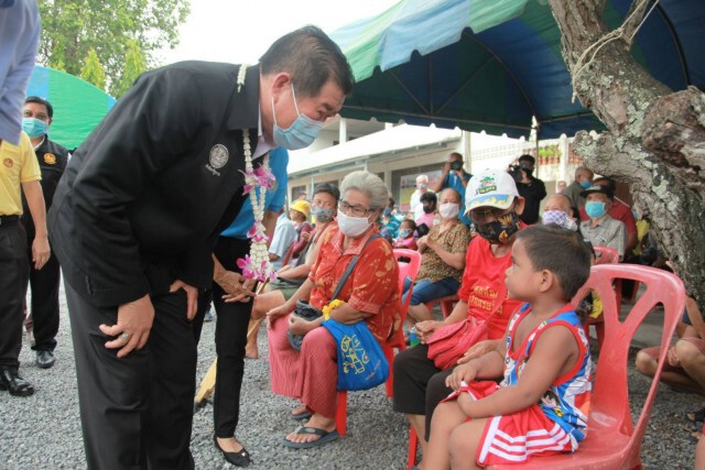 มท.2 ลงพื้นที่สุราษฎร์ธานี เติมกำลังใจพี่น้องชาวใต้ตอนบน สู้ภัยโควิด-19