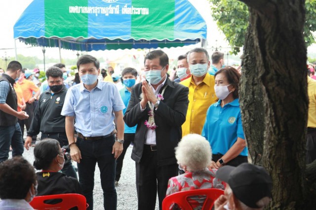 มท.2 ลงพื้นที่สุราษฎร์ธานี เติมกำลังใจพี่น้องชาวใต้ตอนบน สู้ภัยโควิด-19