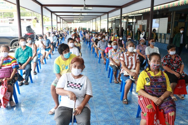 สตม.ปันน้ำใจ-ช่วยชุมชนวัดช่องนนทรี