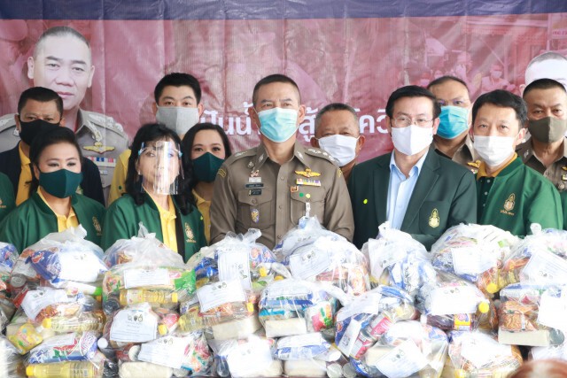 สตม.ปันน้ำใจ-ช่วยชุมชนวัดช่องนนทรี