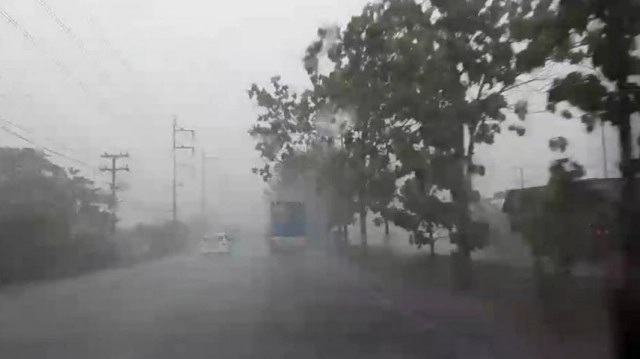 ฝนตกถนนลื่น-ข้อควรระวัง