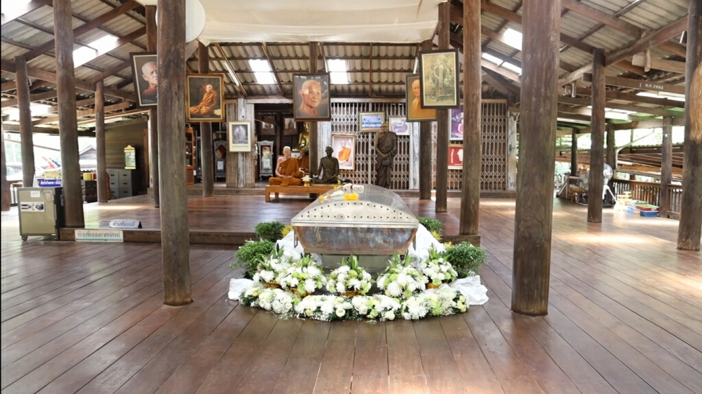 อัฐิธาตุ "หลวงพ่อสุดใจ" ศิษยานุศิษย์ ชื่นชมบารมี