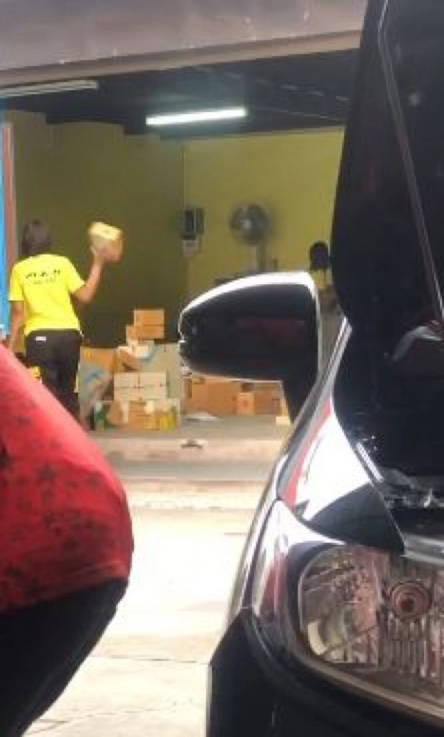 ไล่ออกแล้ว!! พนักงานส่งของโยนพัสดุลูกค้า จุดคัดแยกพัสดุ