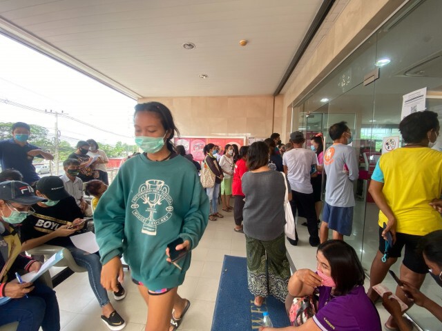 คนปทุมฯ แห่ตรวจรายชื่อรับเยียวยาล้นแบงก์