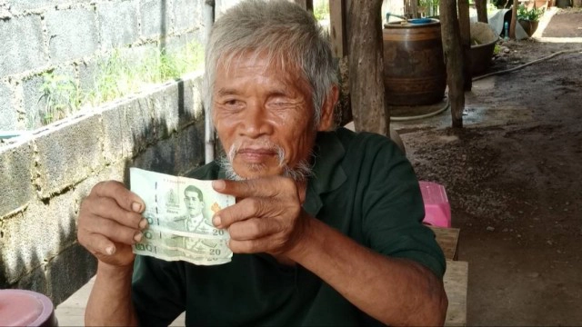 พมจ.ช่วยเหลือ "ตาแสวง" รับจ้างในหมู่บ้านได้ค่าแรงวันละ 20 บาท