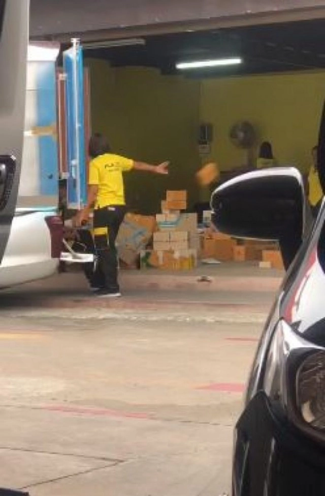 ไล่ออกแล้ว!! พนักงานส่งของโยนพัสดุลูกค้า จุดคัดแยกพัสดุ