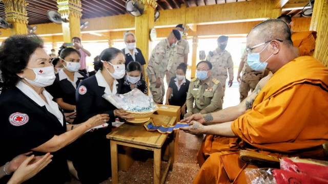 หลวงพ่ออ๊อดวัดสายไหม แจกผ้ายันต์กันโควิด-19