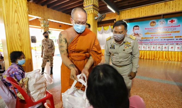 หลวงพ่ออ๊อดวัดสายไหม แจกผ้ายันต์กันโควิด-19