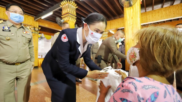 หลวงพ่ออ๊อดวัดสายไหม แจกผ้ายันต์กันโควิด-19