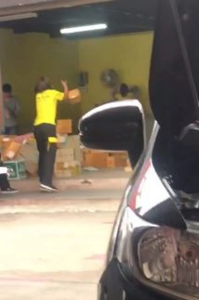 ไล่ออกแล้ว!! พนักงานส่งของโยนพัสดุลูกค้า จุดคัดแยกพัสดุ
