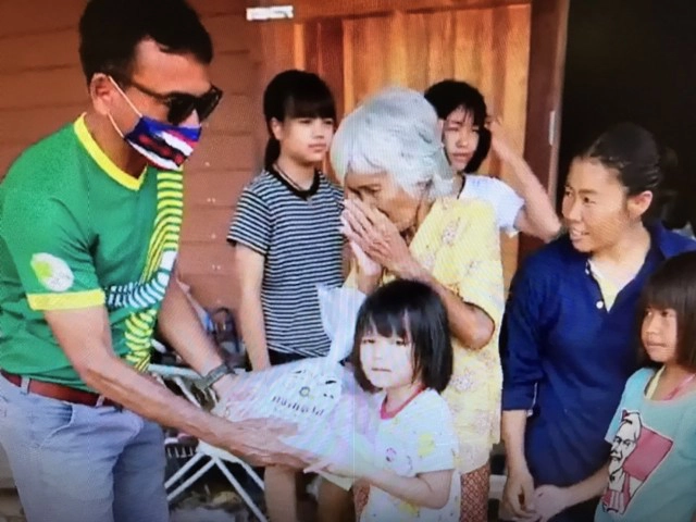 น้ำใจหลั่งไหลช่วยเด็กนักเรียนยากจนรร.บ้านเขาแก้ว10ครอบครัว