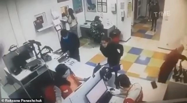 สาวยูเครน ฉุนขาด!! ถอดกางเกงในสวมแทนหน้ากากอนามัย