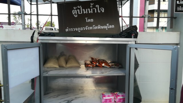 ใช้ก้อนหินจองคิว! วางยาวเหยียดรอรับของตู้ปันน้ำใจ