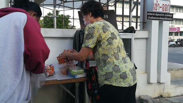 ใช้ก้อนหินจองคิว! วางยาวเหยียดรอรับของตู้ปันน้ำใจ
