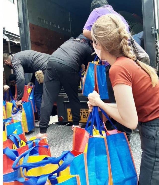 เพจดัง "แหม่มโพธิ์ดำ" ประกาศ เตรียมแจก "ถุงยังชีพ" เน้นคนยากไร้