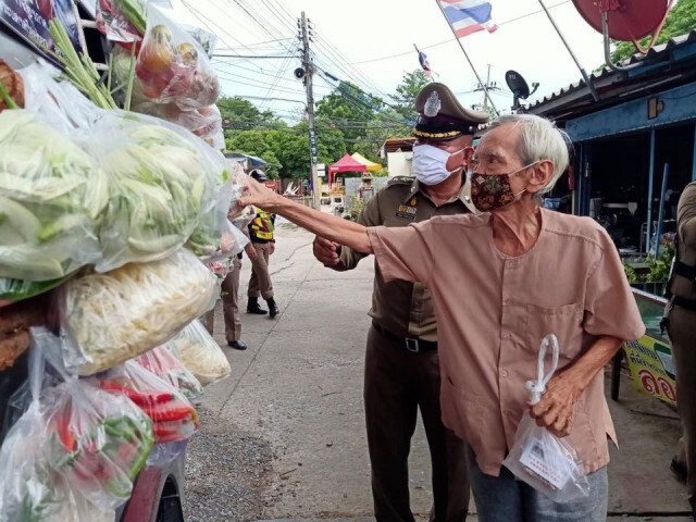 วันนี้มาแจก ไม่ได้มาจับ!! รับอาหารฟรีครับ สภ.มหาราช