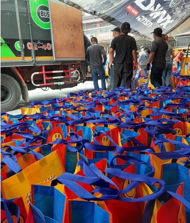 เพจดัง "แหม่มโพธิ์ดำ" ประกาศ เตรียมแจก "ถุงยังชีพ" เน้นคนยากไร้