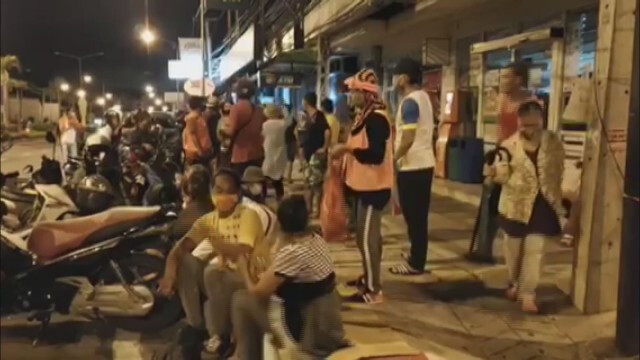 ชาวบ้านนับพัน! ฝ่าเคอร์ฟิวรับของแจก หวั่นเป็นแหล่งแพร่เชื้อ
