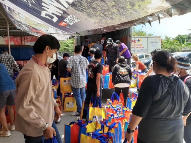 เพจดัง "แหม่มโพธิ์ดำ" ประกาศ เตรียมแจก "ถุงยังชีพ" เน้นคนยากไร้