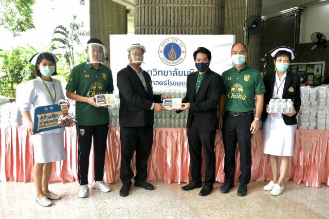 ส.บอล-ช้าง-ศุภวุฒิ  ส่งมอบกำลังใจแพทย์ รพ.รามาธิบดี