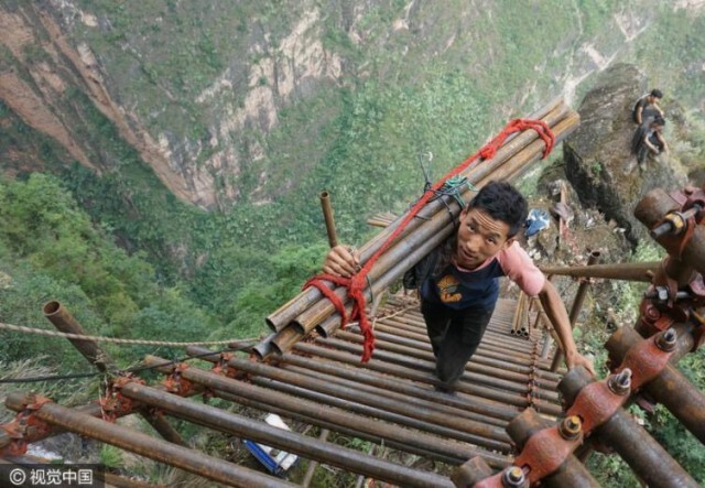 หมู่บ้านบนหน้าผา 1000 เมตร