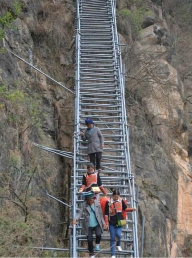 หมู่บ้านบนหน้าผา 1000 เมตร