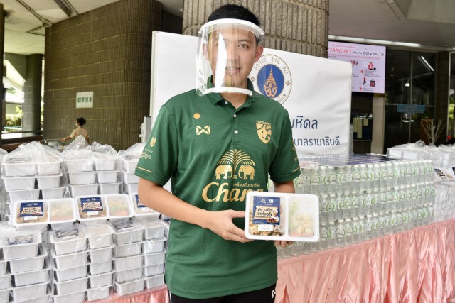 ส.บอล-ช้าง-ศุภวุฒิ  ส่งมอบกำลังใจแพทย์ รพ.รามาธิบดี