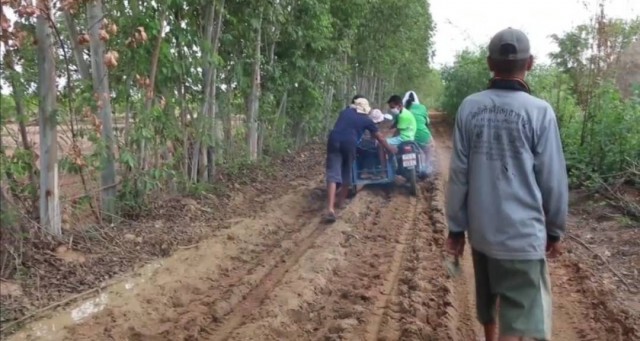 ดำนาบนถนน รอความหวัง ผู้ว่าฯสุรินทร์ แก้ไข