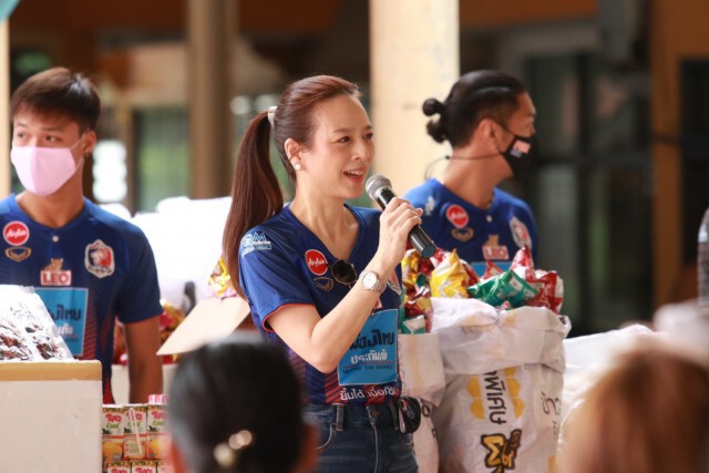 น้ำใจคนฟุตบอล! "ครัวมาดาม" รวมตำนานโค้ช แจกข้าว-ถุงยังชีพพี่น้องชาวเขตจตุจักร