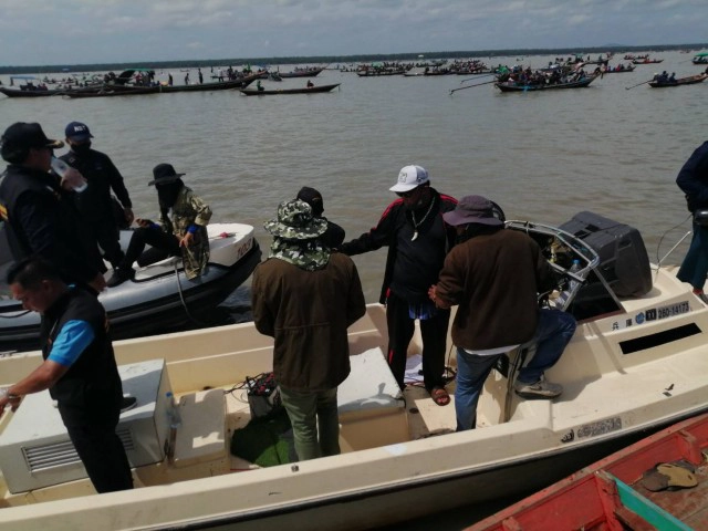 ตะลึง!ยึดขนำหรูกลางทะเลมูลค่ากว่า 3 ล้านรุกสร้างกลางทะเล