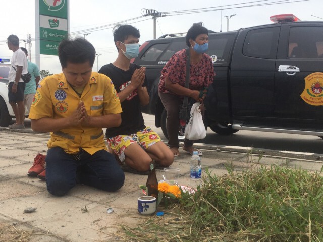 กระบะแต่งซิ่งเสียหลักฟาดเสาไฟลูกวัย6เดือนกระเด็นออกนอกรถดับ