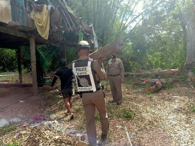 ลมพายุพัดต้นไม้โค่นทับบ้านพัง ตำรวจ สภ.มหาราช นำเสาไม้ช่วยชาวบ้าน