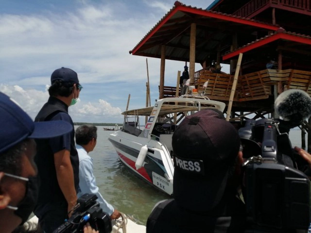 ตะลึง!ยึดขนำหรูกลางทะเลมูลค่ากว่า 3 ล้านรุกสร้างกลางทะเล