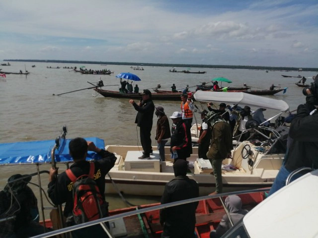 ตะลึง!ยึดขนำหรูกลางทะเลมูลค่ากว่า 3 ล้านรุกสร้างกลางทะเล