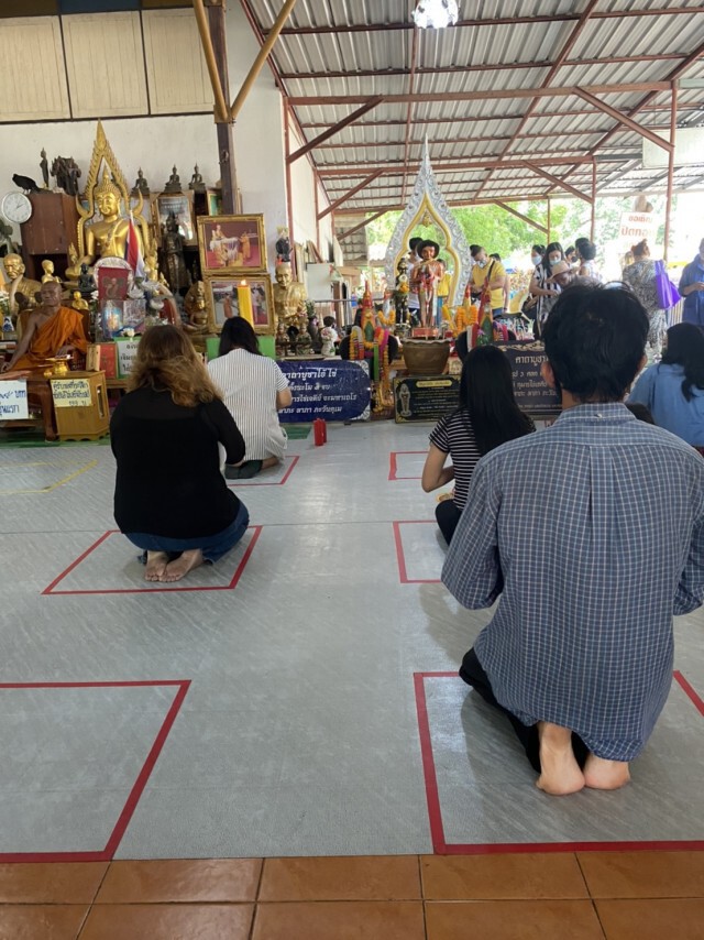 เซียนหวยแห่ขอเลขเด็ด 'ไอ้ไข่" วัดโปรยฝนคลอง 11 กันอย่างคึกคัก
