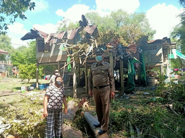 ลมพายุพัดต้นไม้โค่นทับบ้านพัง ตำรวจ สภ.มหาราช นำเสาไม้ช่วยชาวบ้าน