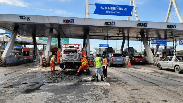 เกิดเหตุไฟไหม้รถนั่งส่วนบุคคล หน้าด่านบางขุนเทียน 1