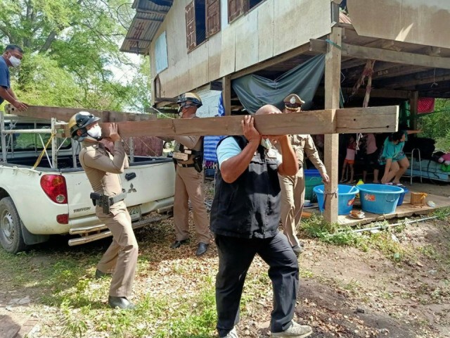 ลมพายุพัดต้นไม้โค่นทับบ้านพัง ตำรวจ สภ.มหาราช นำเสาไม้ช่วยชาวบ้าน