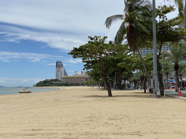 เปิดชายหาดพื้นที่พัทยา วันแรก เงียบเหงา ไร้เงานักท่องเที่ยว