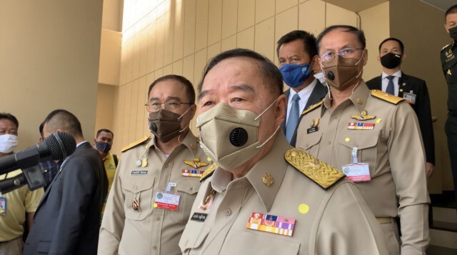 ประวิตร ยิ้มให้สื่อ หลังถูกถาม นั่ง หน.พปชร.หรือไม่