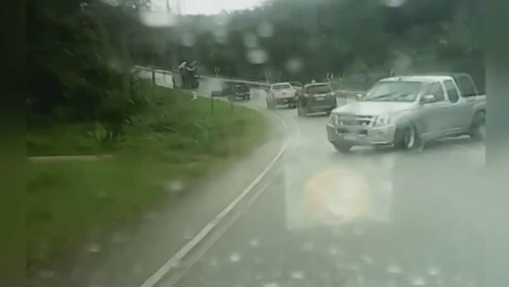 คลิปนาทีอุบัติเหตุ กระบะเสียหลัก สาหัส 8 ราย