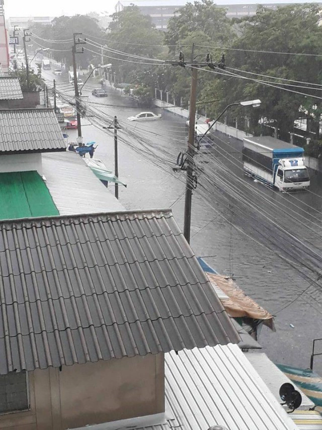 ฝนถล่มรับอรุณ น้ำท่วมนิคมบางพลี