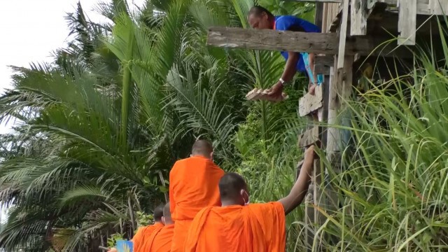 พระสงฆ์ล่องเรือปันสุข แจกสิ่งของเสิร์ฟความสุขถึงบ้าน