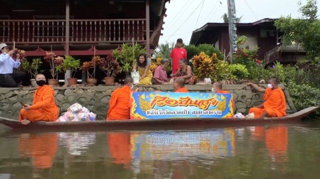 พระสงฆ์ล่องเรือปันสุข แจกสิ่งของเสิร์ฟความสุขถึงบ้าน